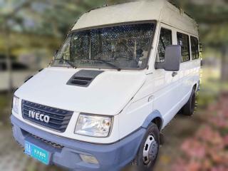 依維柯依維柯得意2020款 2.5T A35客車雙胎中頂5-9座側移門國V