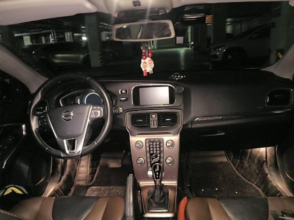 [武汉·鄂A] 二手沃尔沃沃尔沃V402017款 T3 智雅版