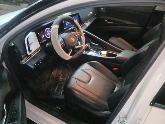 [南京·苏A] 二手现代伊兰特2021款 1.5L CVT LUX尊贵版