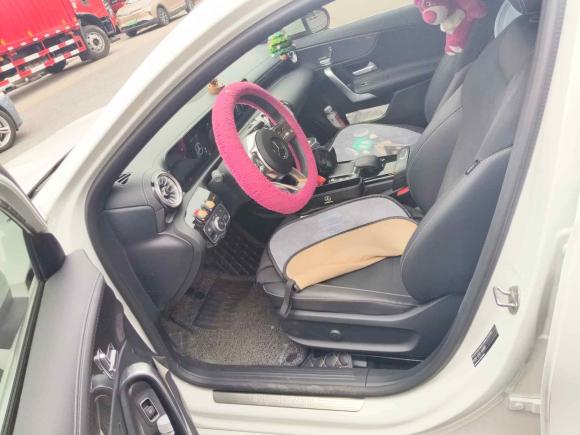 [苏州·苏U] 二手奔驰奔驰A级2022款 改款三 A 200 L 运动轿车时尚型