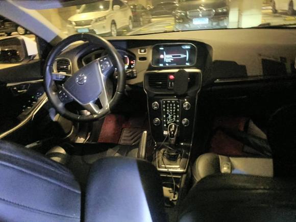 [上海·鲁G] 二手沃尔沃沃尔沃V402017款 T3 智逸版