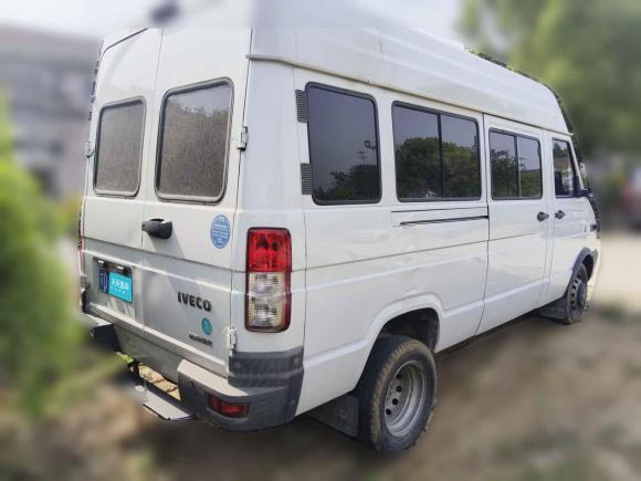 [常州·苏D] 二手依维柯依维柯得意2022款 2.5T A37 M1客车 5-9座长轴中顶双胎手动门