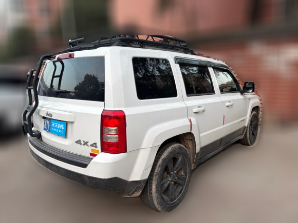 [义乌·黑M] 二手Jeep自由客2013款 2.4 炫黑运动版