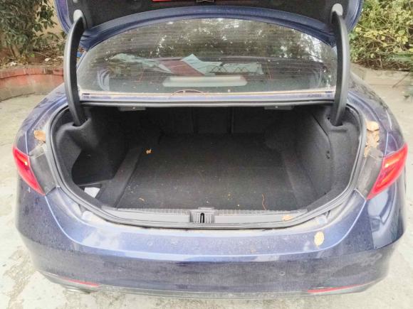 [上海·沪D] 二手阿尔法·罗密欧Giulia朱丽叶2017款 2.0T 200HP 豪华版