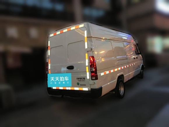 [南京·苏A] 二手依维柯依维柯得意2023款 2.8T V40厢式运输车长轴中顶双胎手动门2-3座