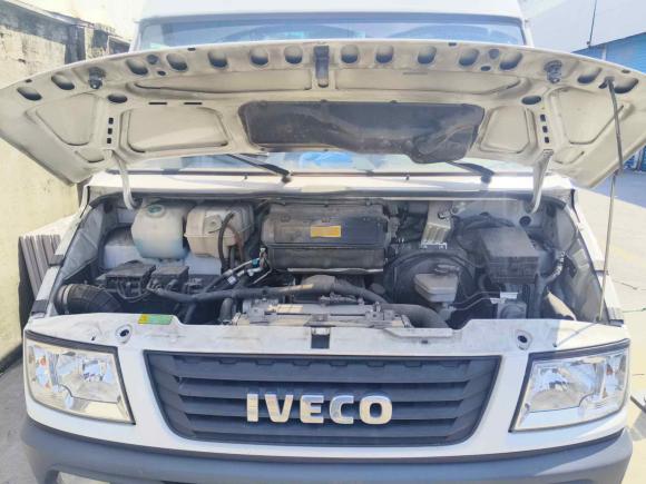 [无锡·苏B] 二手依维柯依维柯得意2021款 2.5T A35 M1客车5-9座短轴中顶双胎侧拉门