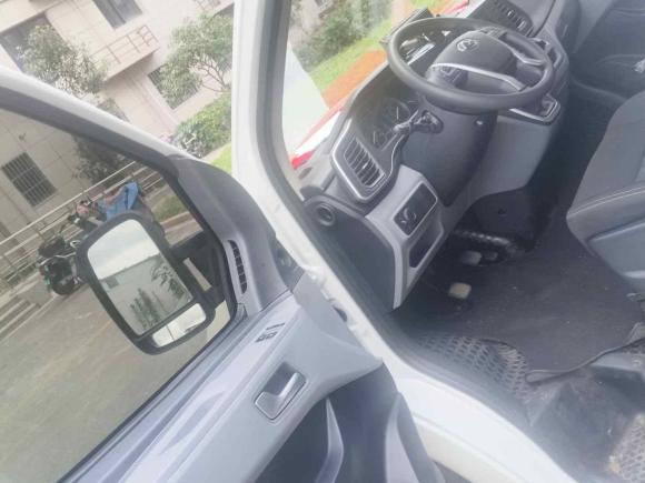 [上海·苏E] 二手上汽大通MAXUS新途V802025款 超值版城配王 2.0T 手动长轴中顶127Ps 3座