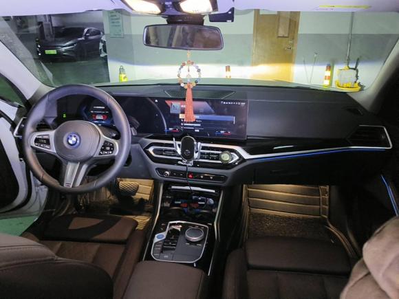 [上海·沪A] 二手宝马宝马i32022款 eDrive 35 L