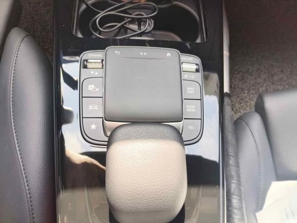 [上海·沪D] 二手奔驰奔驰A级2020款 改款 A 200 L 运动轿车动感型