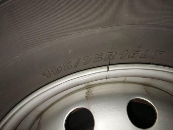 [南京·苏A] 二手依维柯依维柯得意2023款 2.8T V40厢式运输车长轴中顶双胎手动门2-3座