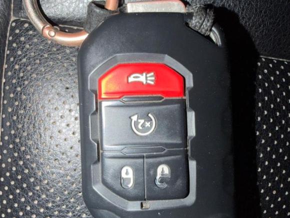 [义乌·黑M] 二手Jeep自由客2013款 2.4 炫黑运动版