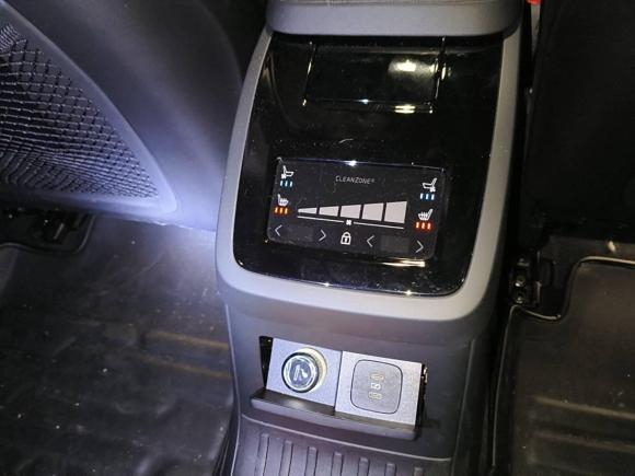 [深圳·粤B] 二手沃尔沃沃尔沃S90插电式混动2023款 T8插电式混合动力 四驱长续航智雅豪华版