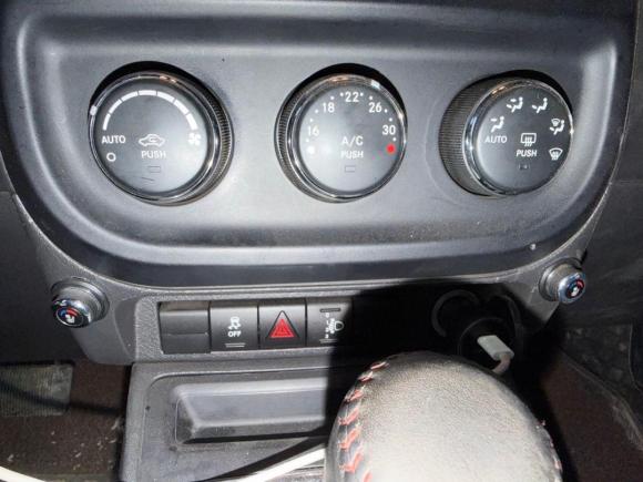 [义乌·黑M] 二手Jeep自由客2013款 2.4 炫黑运动版