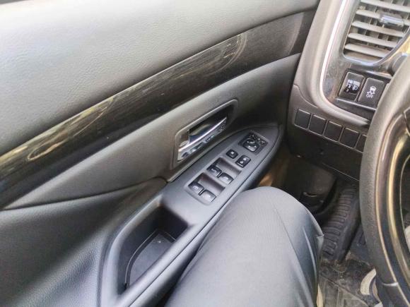 [青岛·鲁B] 二手三菱欧蓝德2018款 2.0L 两驱荣耀版 5座