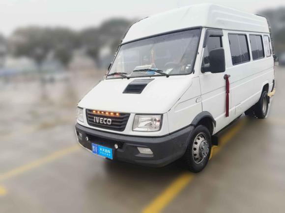 依维柯依维柯得意2022款 2.5T A37 M1客车 5-9座长轴中顶双胎手动门「嘉兴二手车」「天天拍车」