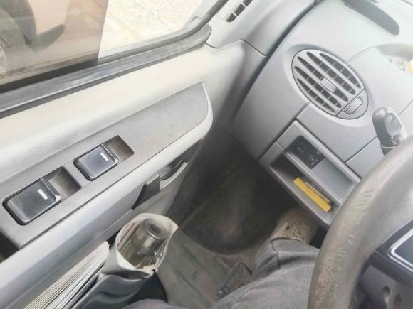 [嘉兴·浙F] 二手大通新途V802019款 2.5T经典款6挡手动厢式货车VAN短轴中顶2/3座