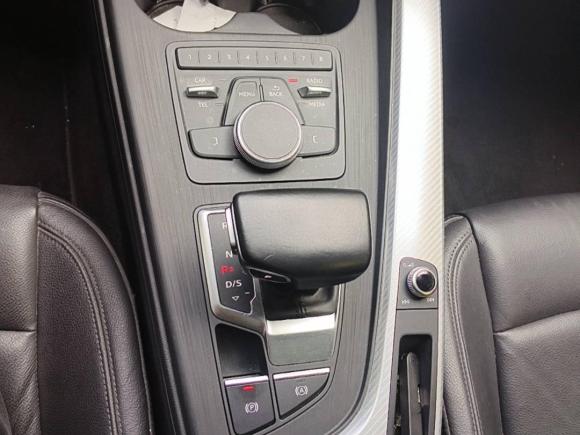 [上海·沪D] 二手奥迪奥迪A4L2017款 40 TFSI 时尚型