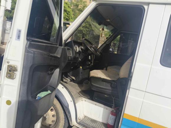 [武汉·鄂A] 二手依维柯依维柯得意2020款 2.5T A40客车双胎中顶5-9座国VI