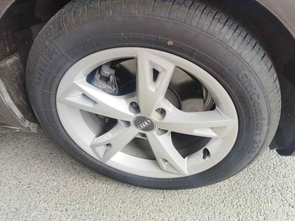 [武汉·鄂A] 二手奥迪奥迪A4L2017款 40 TFSI 时尚型