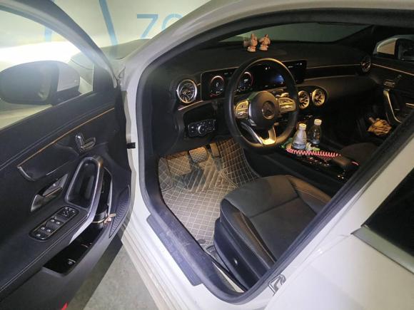 [上海·苏U] 二手奔驰奔驰A级2020款 改款 A 200 L 运动轿车时尚型