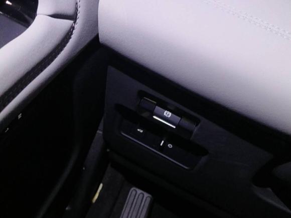 [上海·沪J] 二手路虎揽胜极光2020款 249PS R-DYNAMIC SE 运动科技版