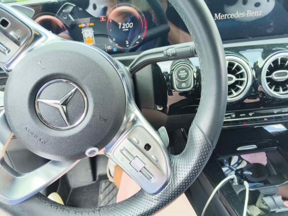 [上海·沪B] 二手奔驰奔驰A级2021款 A 200 L 运动轿车时尚型