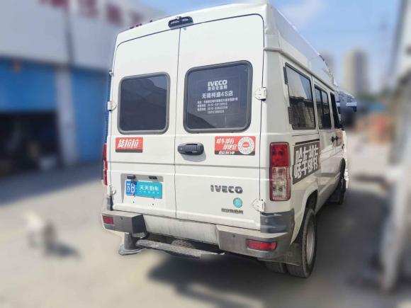 [无锡·苏B] 二手依维柯依维柯得意2021款 2.5T A35 M1客车5-9座短轴中顶双胎侧拉门