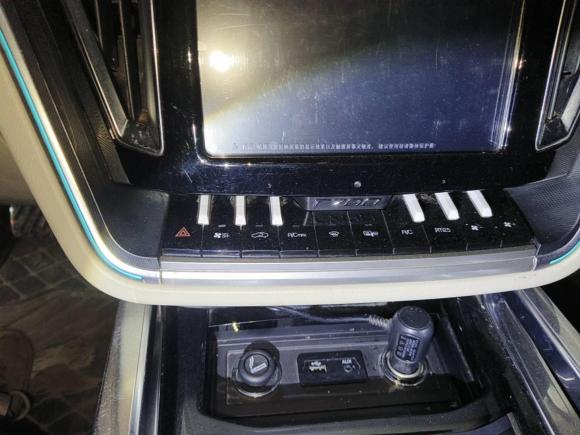 [武汉·鄂A] 二手众泰众泰T7002017款 1.8T 双离合尊享型