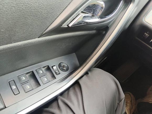 [上海·沪B] 二手江铃驭胜S3502013款 2.4T 自动两驱柴油超豪华版5座