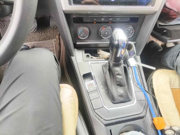 [上海·粤S] 二手大众凌渡2015款 230TSI DSG风尚版