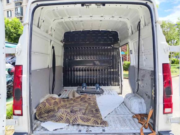 [上海·沪G] 二手依维柯依维柯得意2023款 2.5T V35厢式运输车短轴中顶单胎侧拉门2-3座