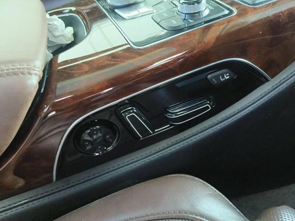 [深圳·粤P] 二手奥迪奥迪A82011款 A8L 3.0 TFSI quattro豪华型(213kW)