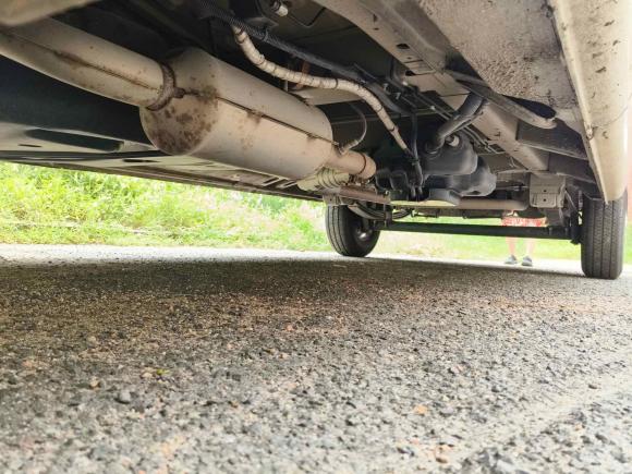 [青岛·鲁B] 二手上汽大通MAXUS新途V802023款 2.0T AMT经典城配王长轴中顶3座