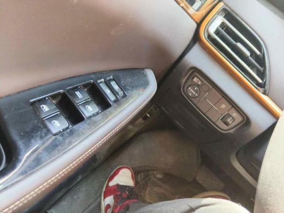 [上海·苏M] 二手长安逸动DT2018款 1.6L 自动智享型