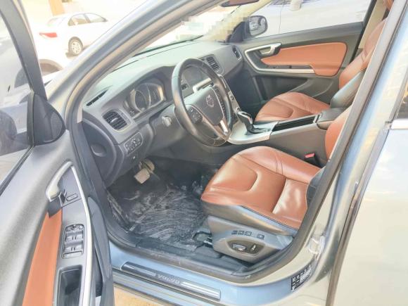 [青岛·鲁B] 二手沃尔沃沃尔沃V602017款 T5 智逸版 国V