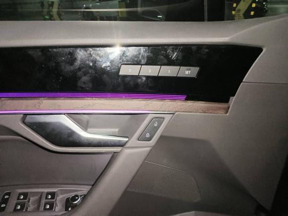 [济南·鲁A] 二手大众途锐2022款 3.0TSI 锐享版 曜黑运动套装