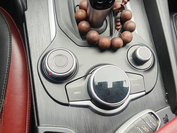 [上海·渝B] 二手阿尔法·罗密欧Giulia朱丽叶2017款 2.0T 200HP 精英版