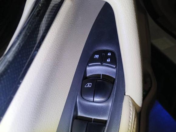 [深圳·粤B] 二手日产奇骏2014款 2.5L CVT豪华版 4WD