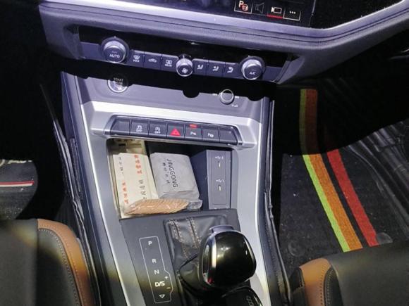 [深圳·粤L] 二手奥迪奥迪Q32022款 35 TFSI 时尚致雅型