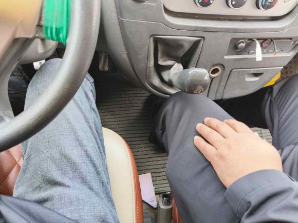 [义乌·浙G] 二手大通新途V802015款 2.5T 手动傲运通版短轴中顶