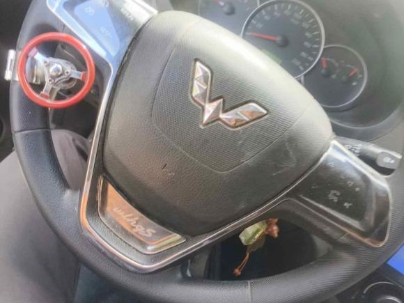 [上海·黑A] 二手五菱汽车五菱宏光2015款 1.5L S 基本型国V