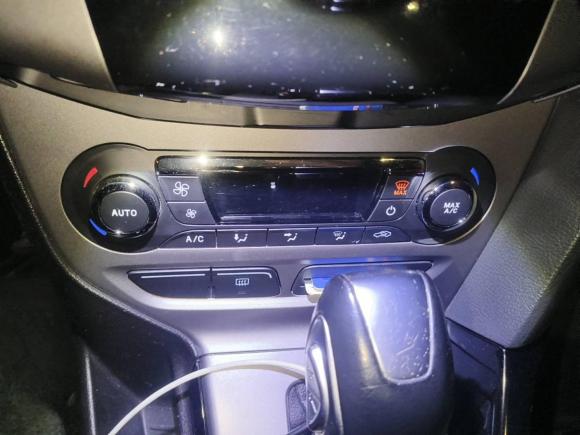 [深圳·粤B] 二手福特福克斯2012款 两厢 1.6L 自动风尚型