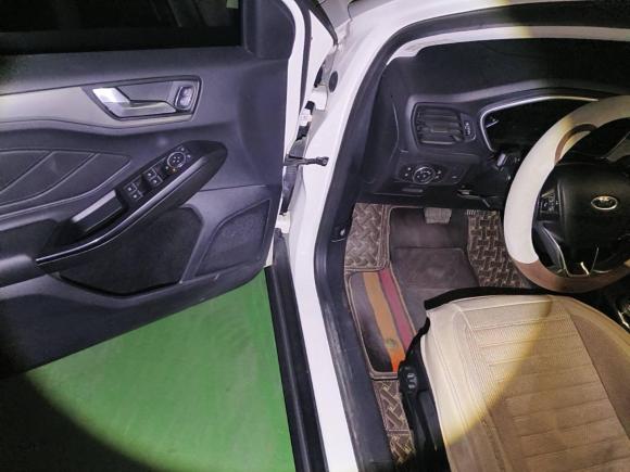 [青岛·鲁B] 二手福特福克斯2019款 三厢 EcoBoost 180 自动锋潮型