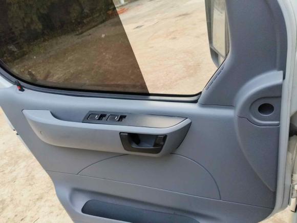 [上海·沪D] 二手上汽大通MAXUS新途V802021款 2.0T 手动经典傲运通短轴中顶5/6座