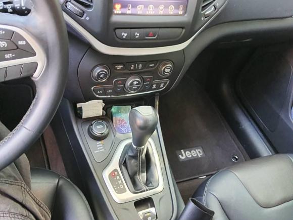 [上海·沪A] 二手Jeep自由光2016款 2.4L 优越版