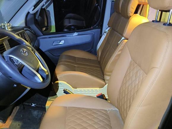 [济南·鲁A] 二手上汽大通MAXUS新途V802021款 2.0T AMT经典傲运通短轴超低顶5/6座