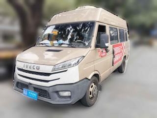 依维柯依维柯得意2023款 2.5T A37M1长轴中顶双胎侧拉门5-9座