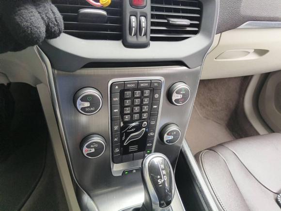 [武汉·鄂A] 二手沃尔沃沃尔沃V402016款 T3 智逸版