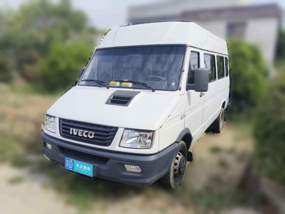 [常州·苏D] 二手依维柯依维柯得意2022款 2.5T A37 M1客车 5-9座长轴中顶双胎手动门