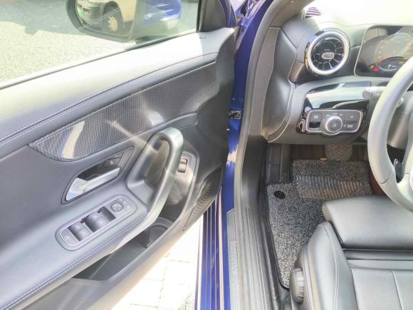 [上海·沪D] 二手奔驰奔驰A级2020款 改款 A 200 L 运动轿车动感型